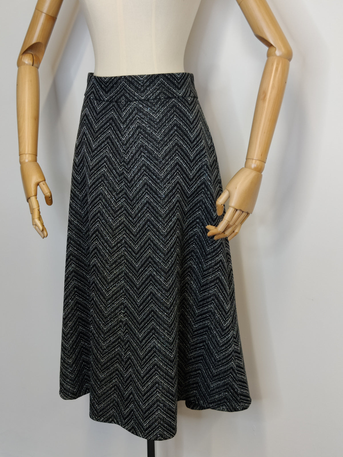 Vintage 1970s Silver & Black Chevron Striped Lurex Skirt