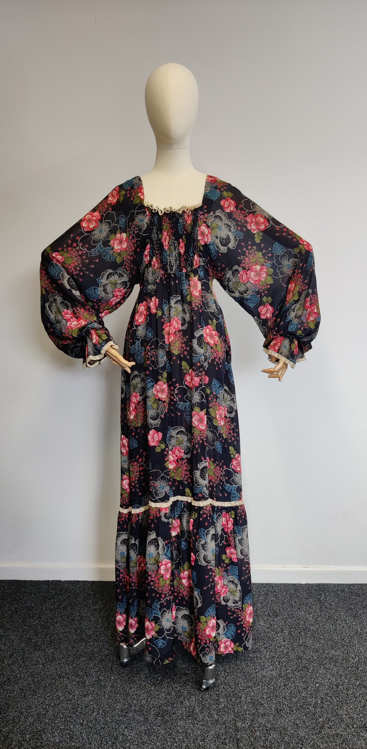 Vintage 1970s Fiona Dresses Floral Prairie Maxi Dress
