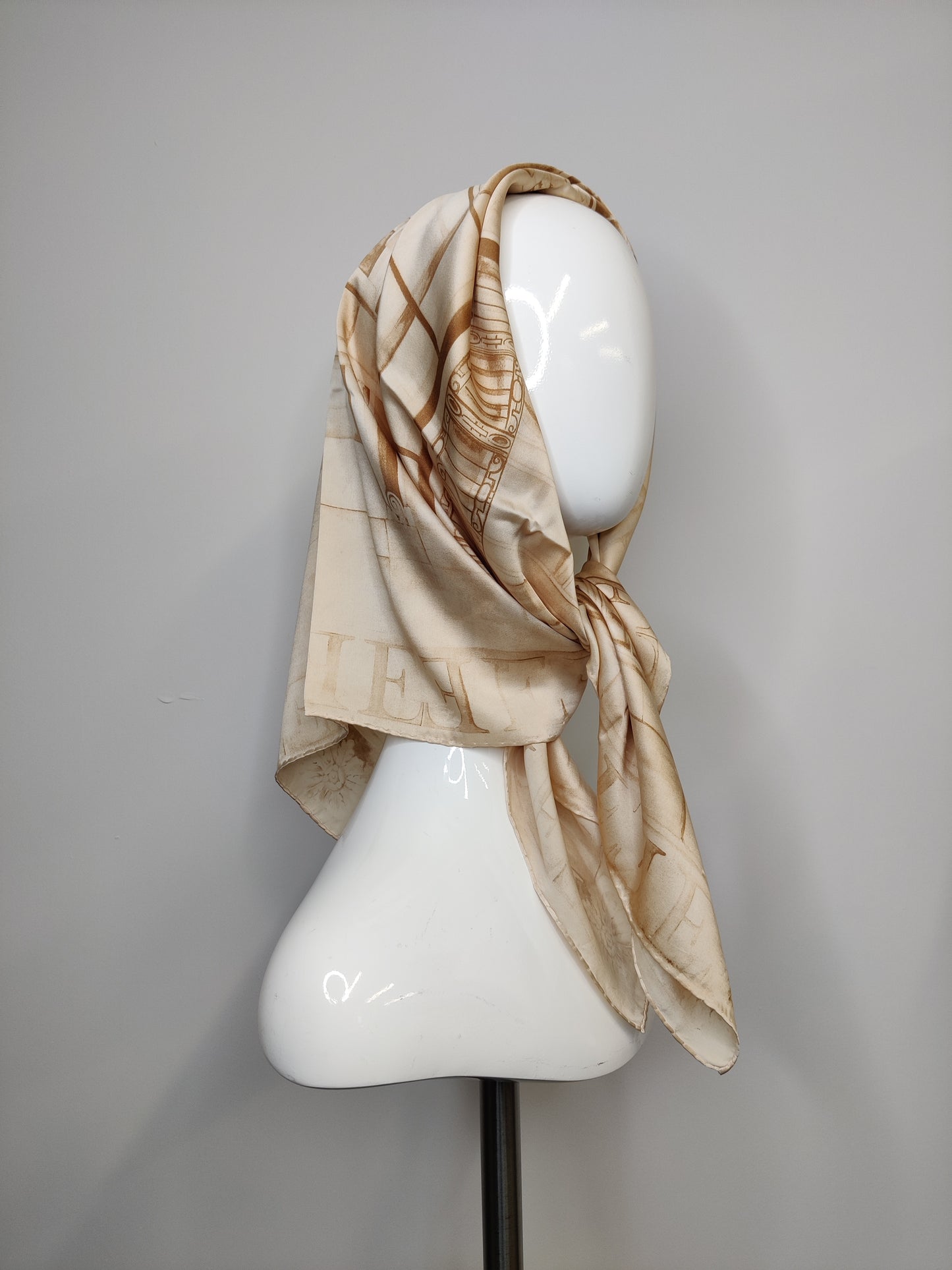 Authentique Foulard ESCADA soie TBEG vintage 88 x 90 cm Authentique Foulard ESCADA soie TBEG vintage 88 x 90 cm